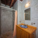 19. Centro Holistico - 1st Floor Twin Bath shower